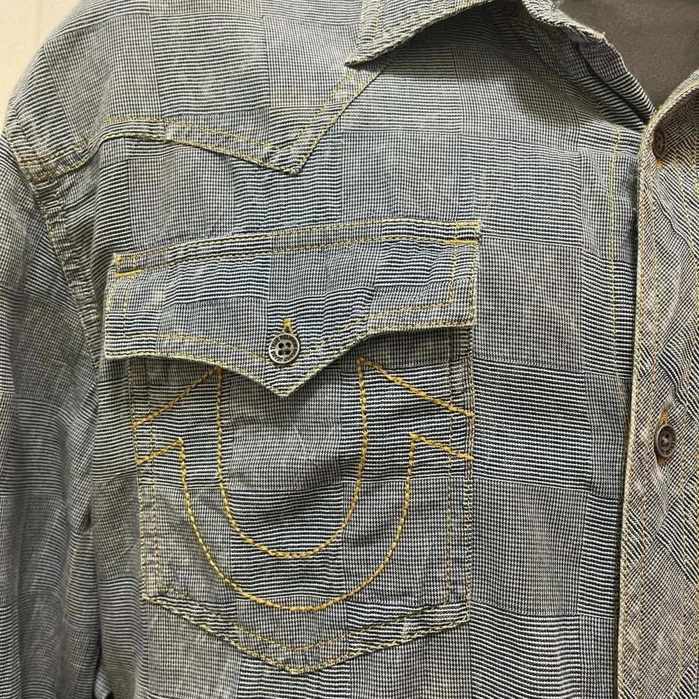 True relation men button-down shirts size 3X. Old looking style great conditions